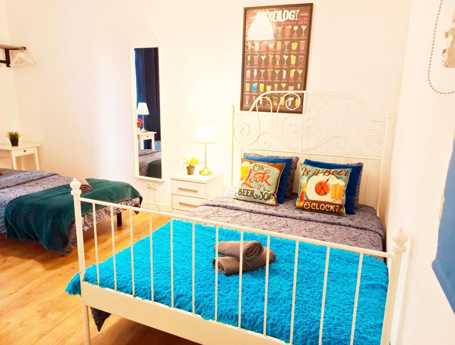 By Port Vell Hostal Barcelona